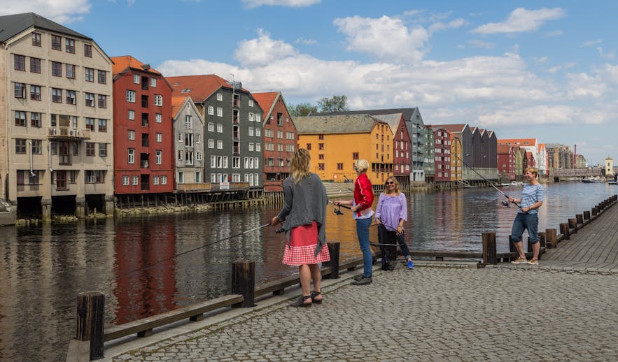 Colors and wooden wharfs at Bakklandet - Trondheim | Norway Travel Guide