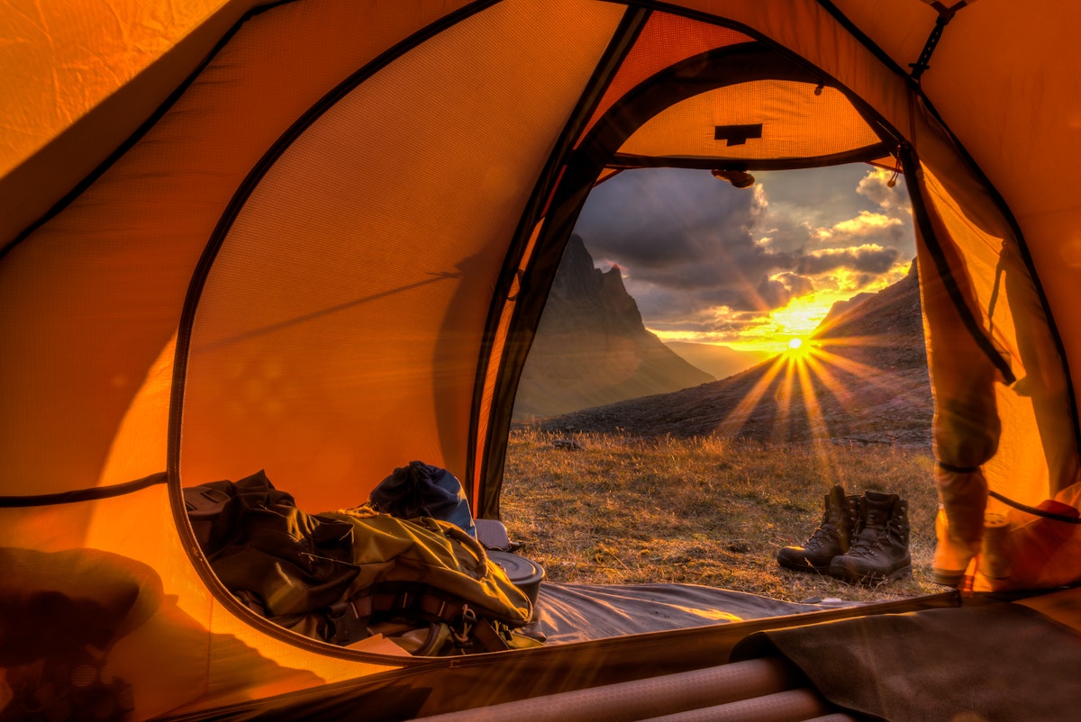 Travel camp. Вид из палатки. Красивый вид из палатки. Палатка рассвет. Палатка в горах.