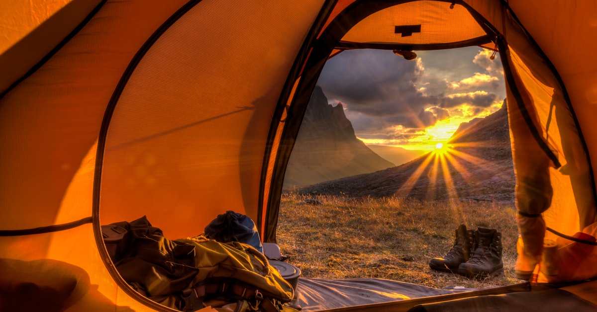 Tourist camping. Вид из палатки. Красивый вид из палатки. Рассвет в палатке. Палатка на природе.