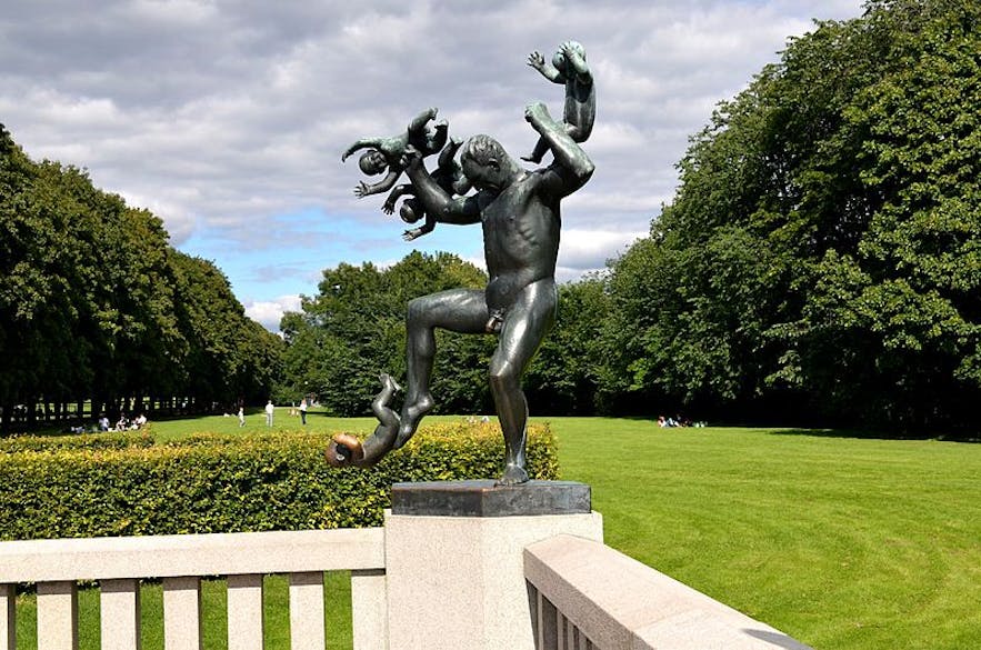 Oslo Vigeland Park, angry naked man kicking babies